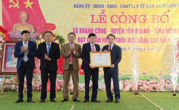 Kh&aacute;nh C&ocirc;ng đ&oacute;n bằng c&ocirc;ng nhận x&atilde; đạt chuẩn n&ocirc;ng th&ocirc;n mới n&acirc;ng cao