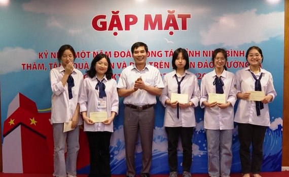 Đo&agrave;n c&ocirc;ng t&aacute;c Trường Sa của tỉnh gặp mặt