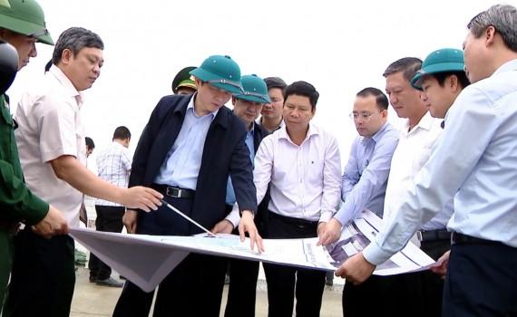 C&aacute;c đồng ch&iacute; l&atilde;nh đạo tỉnh khảo s&aacute;t khu vực đ&ecirc; biển B&igrave;nh Minh v&agrave; Cồn Nổi
