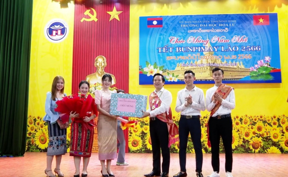 Đồng ch&iacute; Chủ tịch UBND tỉnh ch&uacute;c mừng c&aacute;c lưu học sinh L&agrave;o nh&acirc;n dịp Tết Bunpimay