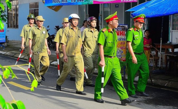 Lực lượng tham gia bảo vệ an ninh, trật tự ở cơ sở được trang bị d&ugrave;i cui, &aacute;o gi&aacute;p chống đ&acirc;m