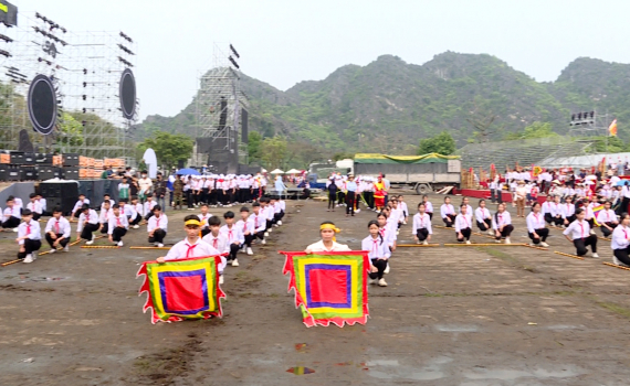 Hội thi k&eacute;o chữ &ldquo;Th&aacute;i B&igrave;nh&rdquo; v&agrave; thi diễn t&iacute;ch "Cờ lau tập trận"