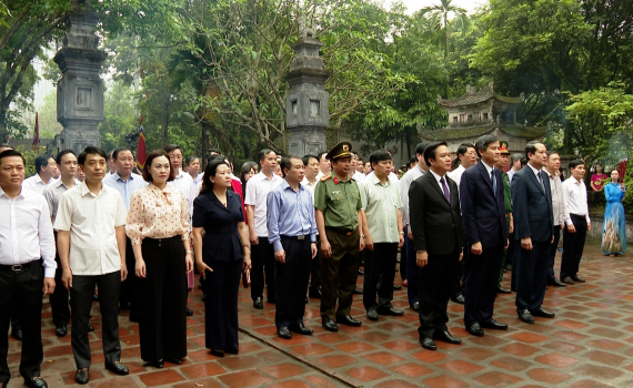 D&acirc;ng hương nh&acirc;n dịp kỷ niệm 1100 năm Ng&agrave;y sinh Đinh Ti&ecirc;n Ho&agrave;ng đế v&agrave; Lễ hội Hoa Lư