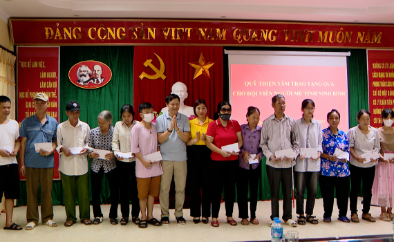 Quỹ Thiện T&acirc;m trao qu&agrave; cho hội vi&ecirc;n Hội Người m&ugrave; tỉnh Ninh B&igrave;nh