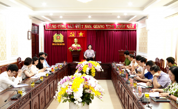 Gi&aacute;m s&aacute;t việc thực hiện ch&iacute;nh s&aacute;ch, ph&aacute;p luật về đảm bảo trật tự, an to&agrave;n giao th&ocirc;ng