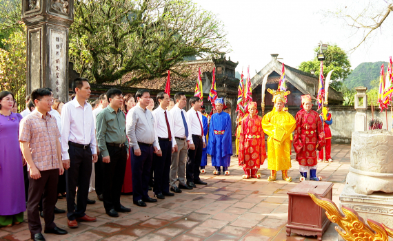 Thực hiện nghi lễ mở cửa đền tại Lễ hội Hoa Lư năm 2024