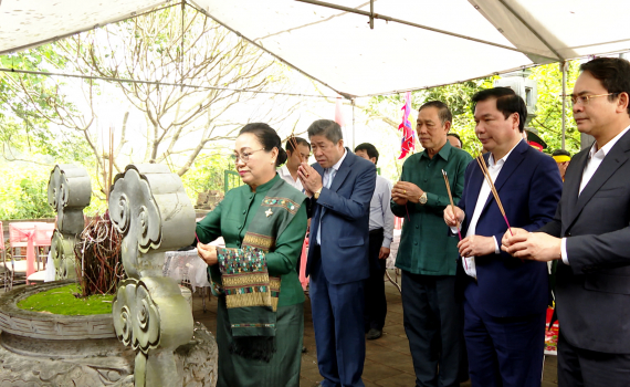 D&acirc;ng hương tại khu di t&iacute;ch lịch sử Đền thờ C&ocirc;ng ch&uacute;a Nhồi Hoa
