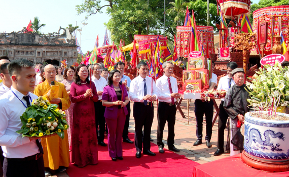 D&acirc;ng hương Lễ hội đền Th&aacute;nh Nguyễn