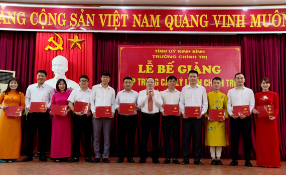 Bế giảng lớp Trung cấp L&yacute; luận ch&iacute;nh trị hệ tập trung kho&aacute; XII