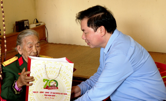 Đồng ch&iacute; Ph&oacute; Chủ tịch Thường trực UBND tỉnh Tống Quang Th&igrave;n thăm, tặng qu&agrave; chiến sỹ Điện Bi&ecirc;n