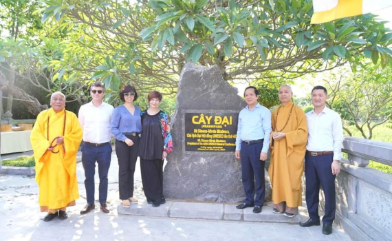 Chủ tịch Đại hội đồng UNESCO trồng c&acirc;y lưu niệm tại ch&ugrave;a B&aacute;i Đ&iacute;nh