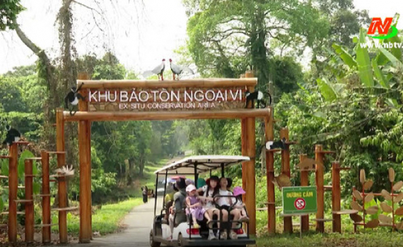 H&agrave;ng ngh&igrave;n du kh&aacute;ch đổ về Vườn Quốc gia C&uacute;c Phương