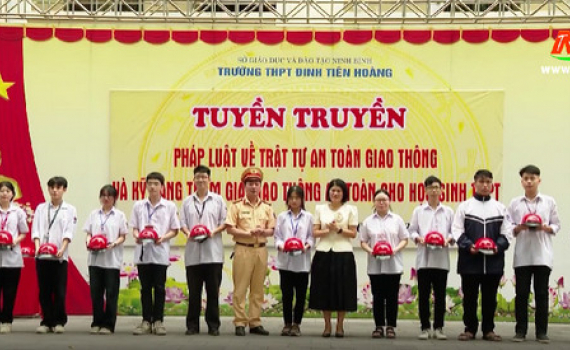 Tuy&ecirc;n truyền ph&aacute;p luật về ATGT cho học sinh tại Trường THPT Đinh Ti&ecirc;n Ho&agrave;ng