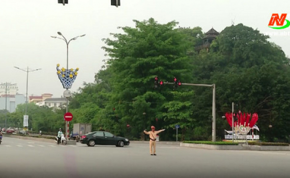 Ph&acirc;n luồng giao th&ocirc;ng tối ng&agrave;y 30/4/2024 tại th&agrave;nh phố Ninh B&igrave;nh