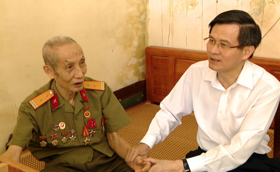 Đồng ch&iacute; B&iacute; thư Tỉnh ủy thăm, tặng qu&agrave; chiến sỹ Điện Bi&ecirc;n tr&ecirc;n địa b&agrave;n th&agrave;nh phố Ninh B&igrave;nh