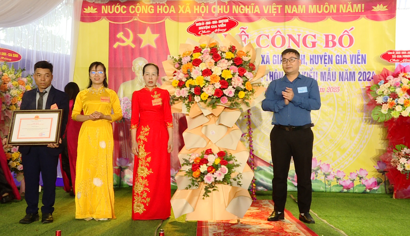 Xóm Thượng đón Bằng công nhận khu dân cư nông thôn mới kiểu mẫu