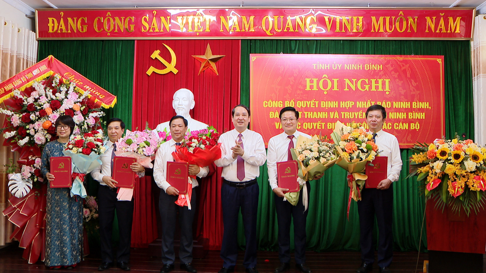 Công bố quyết định hợp nhất Báo Ninh Bình và Đài Phát thanh và Truyền hình Ninh Bình - Báo và Đài Phát thanh - Truyền hình Ninh Bình