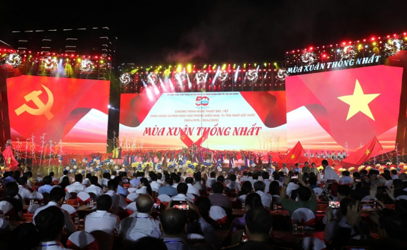 Chương tr&igrave;nh nghệ thuật "M&ugrave;a xu&acirc;n thống nhất"- Bản h&ograve;a ca tri &acirc;n
