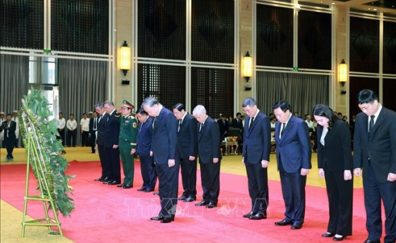 Tổng B&iacute; thư T&ocirc; L&acirc;m viếng đồng ch&iacute; Khamtay Siphandone