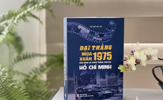 Xuất bản s&aacute;ch "Đại thắng m&ugrave;a Xu&acirc;n 1975 - Bản h&ugrave;ng ca chiến thắng thời đại Hồ Ch&iacute; Minh"