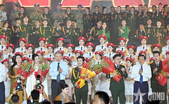 Tổng B&iacute; thư T&ocirc; L&acirc;m dự chương tr&igrave;nh nghệ thuật &ldquo;Đất nước trọn niềm vui&rdquo;