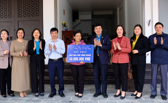 LĐLĐ tỉnh trao tiền hỗ trợ x&acirc;y dựng "M&aacute;i ấm C&ocirc;ng đo&agrave;n"