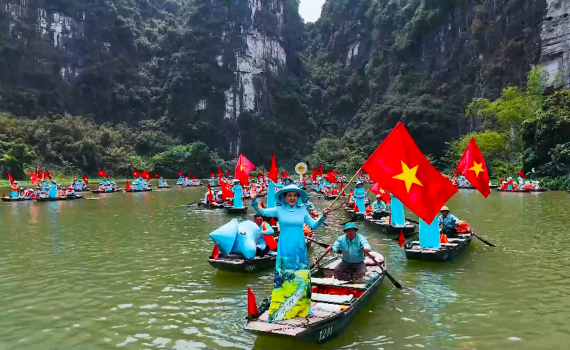 Hướng về ng&agrave;y đại lễ 30/4 tr&ecirc;n miền di sản Tr&agrave;ng An