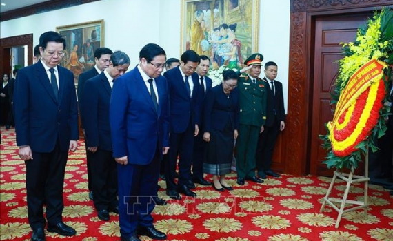 Thủ tướng Phạm Minh Ch&iacute;nh viếng đồng ch&iacute; Khamtay Siphandone
