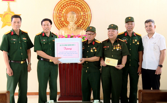 Bộ Tư lệnh Qu&acirc;n khu 3 thăm, tặng qu&agrave; Trung t&acirc;m Điều dưỡng thương binh Nho Quan