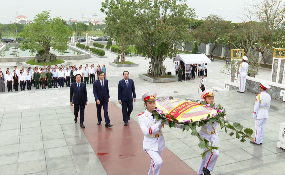 C&aacute;c đồng ch&iacute; l&atilde;nh đạo tỉnh d&acirc;ng hương nh&acirc;n kỷ niệm 50 năm Ng&agrave;y giải ph&oacute;ng miền Nam, thống nhất đất nước