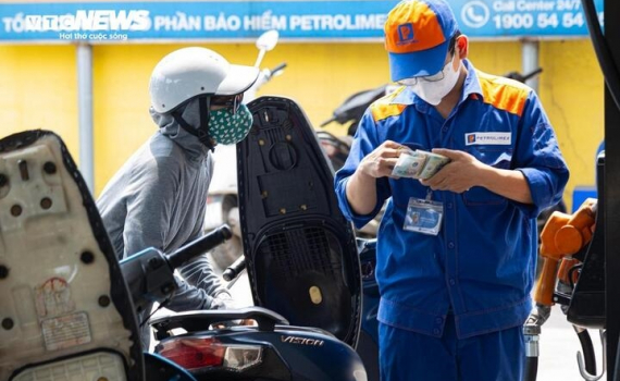 Từ chiều nay, gi&aacute; xăng giảm về dưới 19.000 đồng/l&iacute;t