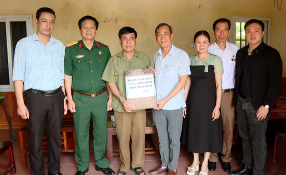 Hội Cựu chiến binh tỉnh tặng qu&agrave; hội vi&ecirc;n c&oacute; ho&agrave;n cảnh kh&oacute; khăn