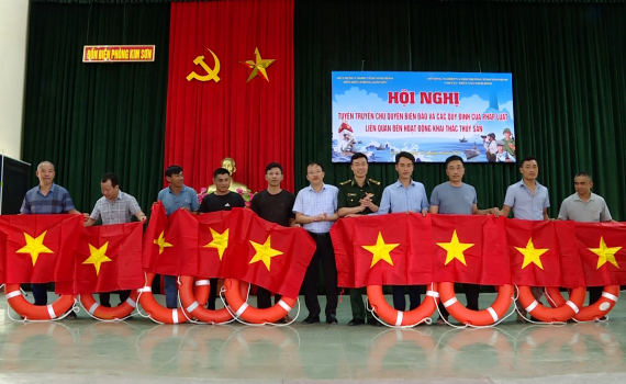 Tuy&ecirc;n truyền biển đảo cho ngư d&acirc;n Kim Sơn