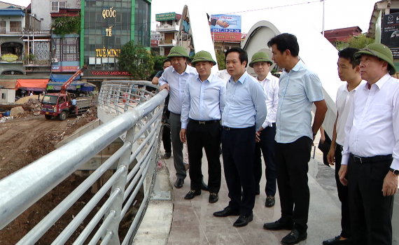 Đồng ch&iacute; Chủ tịch UBND tỉnh Phạm Quang Ngọc kiểm tra Dự &aacute;n cầu Ch&agrave; L&agrave; v&agrave; Cụm c&ocirc;ng tr&igrave;nh thủy lợi Nam s&ocirc;ng V&acirc;n