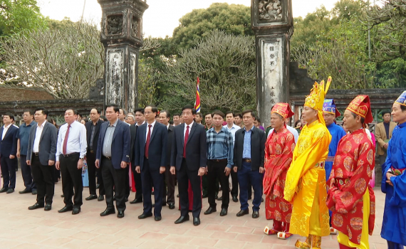 Thực hiện nghi lễ mở cửa Đền tại Lễ hội Hoa Lư năm 2025