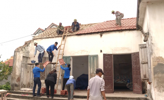 Tuổi trẻ Y&ecirc;n Kh&aacute;nh chung tay x&oacute;a nh&agrave; tạm, nh&agrave; dột n&aacute;t