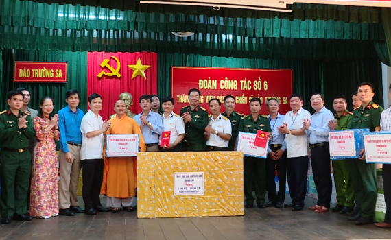 Đo&agrave;n c&ocirc;ng t&aacute;c của tỉnh thăm, tặng qu&agrave; tại quần đảo Trường Sa