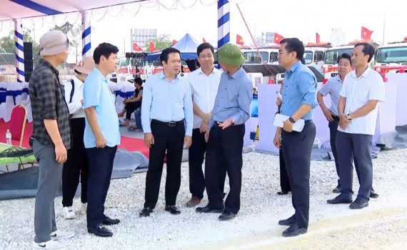 Đồng ch&iacute; Chủ tịch UBND tỉnh Phạm Quang Ngọc kiểm tra c&ocirc;ng t&aacute;c chuẩn bị cho Lễ khởi c&ocirc;ng, kh&aacute;nh th&agrave;nh c&aacute;c c&ocirc;ng tr&igrave;nh ch&agrave;o mừng 50 năm giải ph&oacute;ng miền Nam