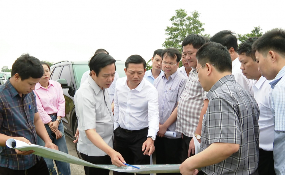 Đồng ch&iacute; Chủ tịch UBND tỉnh kiểm tra c&aacute;c dự &aacute;n giao th&ocirc;ng trọng điểm