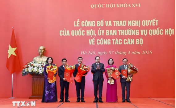 Chủ tịch Quốc hội Trần Thanh Mẫn trao quyết định cho c&aacute;c Ph&oacute; Chủ tịch Quốc hội kh&oacute;a XVI