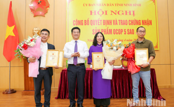 C&ocirc;ng bố quyết định v&agrave; trao chứng nhận sản phẩm OCOP 5 sao Quốc gia