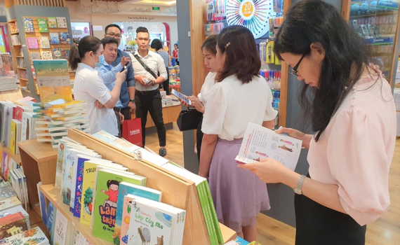 Ph&ecirc; ph&aacute;n khuynh hướng s&aacute;ng t&aacute;c lệch lạc l&agrave;m phương hại nền văn học, nghệ thuật c&aacute;ch mạng