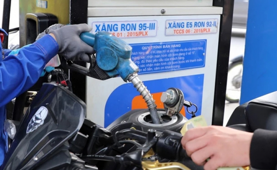 Từ chiều nay (8-4), gi&aacute; xăng dầu đồng loạt giảm, dầu diesel giảm gần 2.000 đồng/l&iacute;t