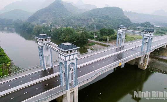 Độc đ&aacute;o hai c&acirc;y cầu c&oacute; th&aacute;p vọng cảnh tại Ninh B&igrave;nh