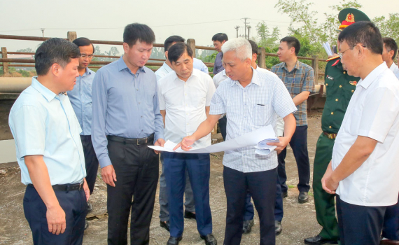Đồng ch&iacute; B&iacute; thư Tỉnh ủy Trần Huy Tuấn kiểm tra c&ocirc;ng t&aacute;c ph&ograve;ng, chống thi&ecirc;n tai năm 2026