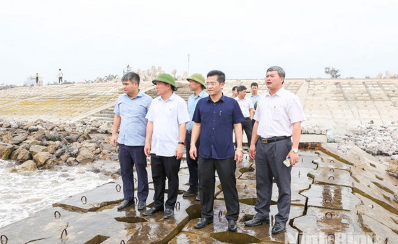 Đồng ch&iacute; Ph&oacute; Chủ tịch UBND tỉnh Trần Anh Dũng kiểm tra c&ocirc;ng t&aacute;c khắc phục c&aacute;c điểm sạt, sụt tr&ecirc;n tuyến đ&ecirc;, k&egrave; biển Hải Thịnh III