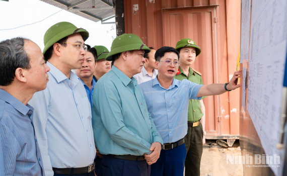 Đồng ch&iacute; L&ecirc; Quốc Chỉnh, Ph&oacute; B&iacute; thư Tỉnh ủy, Chủ tịch HĐND tỉnh kiểm tra c&ocirc;ng t&aacute;c PCTT tại khu vực ph&iacute;a Bắc tỉnh