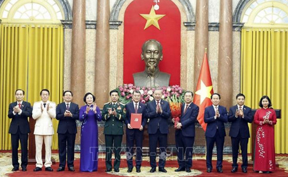 Tổng B&iacute; thư, Chủ tịch nước chủ tr&igrave; hội nghị c&ocirc;ng bố c&aacute;c quyết định đối với Ch&iacute;nh phủ