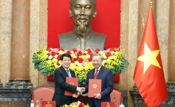 B&agrave;n giao c&ocirc;ng t&aacute;c giữa Tổng B&iacute; thư, Chủ tịch nước T&ocirc; L&acirc;m v&agrave; nguy&ecirc;n Chủ tịch nước Lương Cường