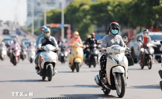 Nắng n&oacute;ng c&ograve;n k&eacute;o d&agrave;i, tăng cường độ ở nhiều khu vực